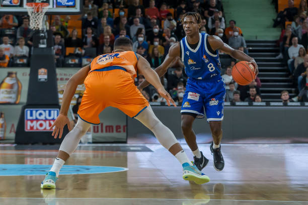 库里凭借突 库里凭借突