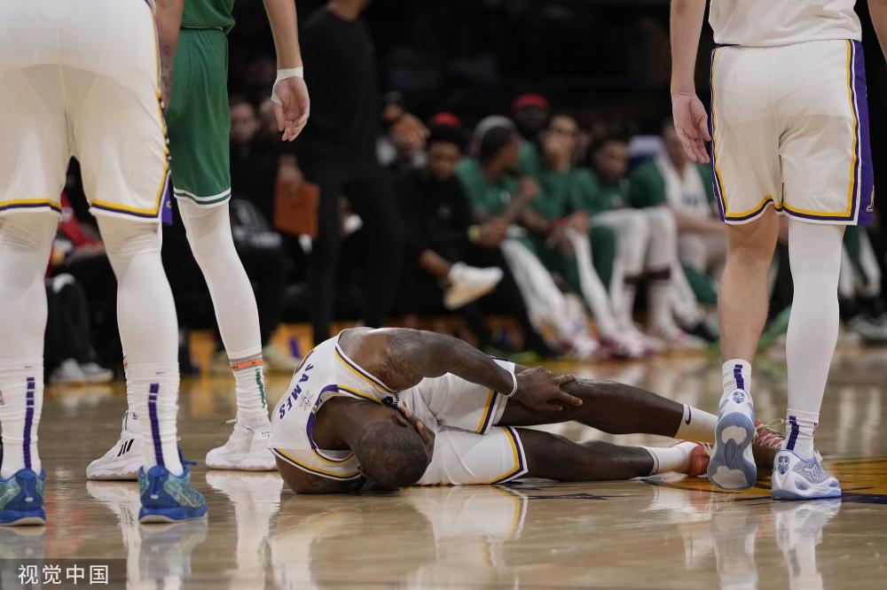 边后卫内收 边后卫内收