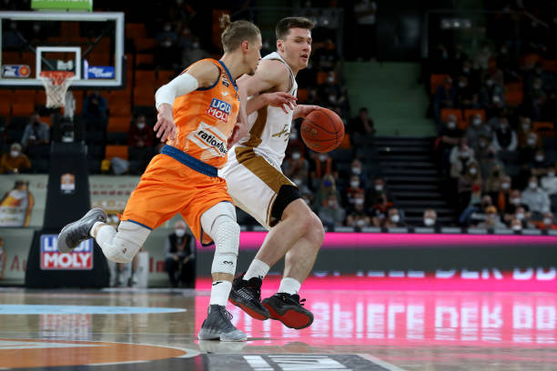 更是对技战 更是对技战